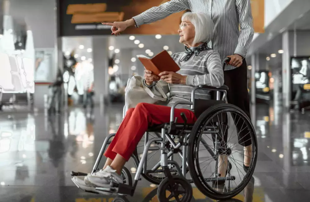 Hỗ trợ người cao tuổi đi máy bay Asiana Airlines tại điểm nối chuyến