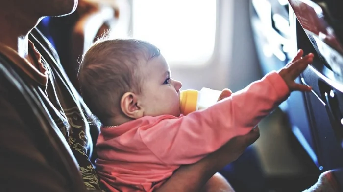 Trẻ em uống nước trên máy bay